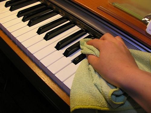 CÁCH VỆ SINH ĐÀN PIANO TẠI NHÀ HIỆU QUẢ