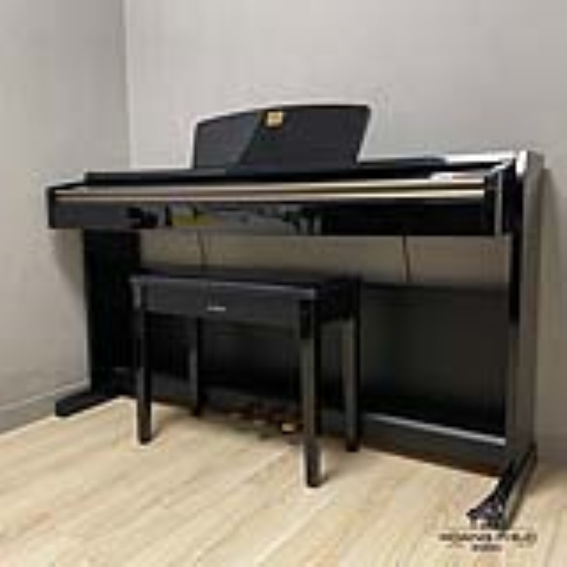 ĐÀN YAMAHA CLP-220 ĐEN BÓNG CỰC ĐẸP TẠI PIANO HOÀNG PHÚC.